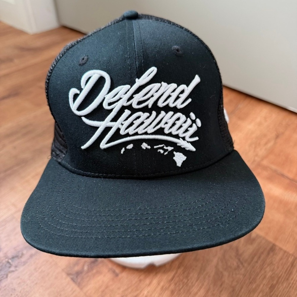 Defend Hawaii Trucker Hat Mens OSFA Black Snapback Hawaiian Aloha Cap Beach